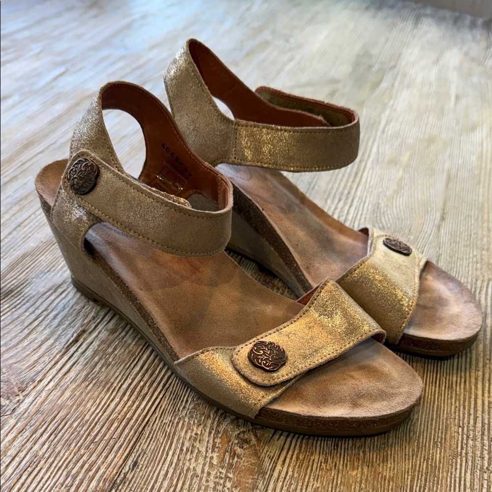 Taos Gold Carousel 2 Wedge Sandals 39/ 8